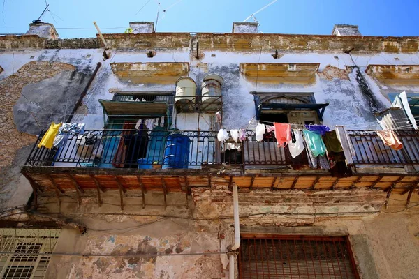 Prédio de apartamentos em ruínas, Havana, Cuba — Fotografia de Stock