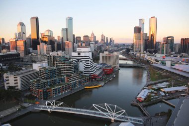 Yukarıdan alacakaranlıkta manzarası Melbourne, Avustralya