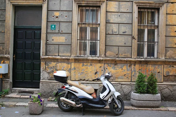 War Damage on Building in Downtown Sarajevo, Bosnia — Stock Photo, Image