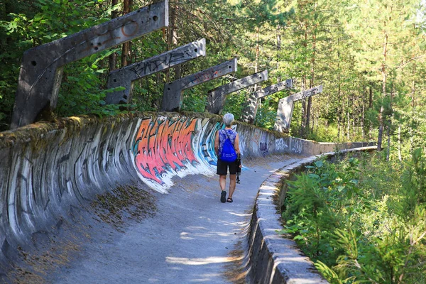 Woman Walks Through the 1984 Olympic Bobsled Run Destroyed in Bosnian War, Sarajevo — Stock Photo, Image