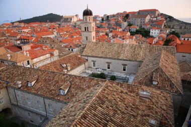 Kilise ve renkli çatıları, ortaçağ Dubrovnik