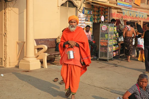 Ascético en el paseo matutino temprano, Varanasi, India — Foto de Stock
