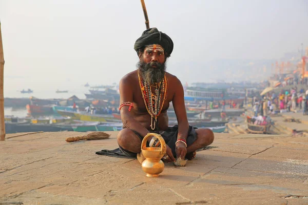 Asket på Ghat, Varanasi, Indien — Stockfoto