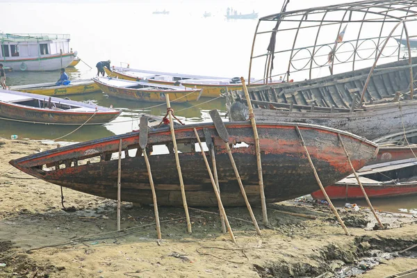 Barco na necessidade de reparação, Rio Ganges — Fotografia de Stock