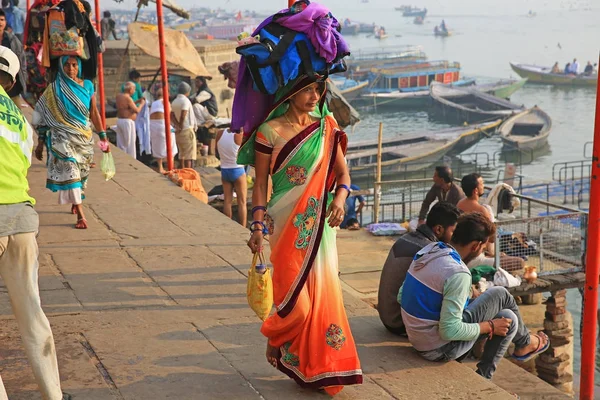 Paquete de equilibrio de peregrino femenino a lo largo del río Ganges Imágenes de stock libres de derechos