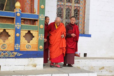 Budist rahipler tapınağın Bhutan doğru yola eski keşiş yardım