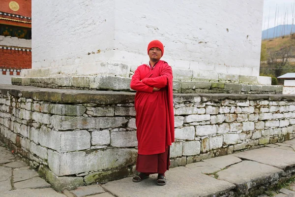 Színes buddhista szerzetes jelent kamera, Bhután — Stock Fotó