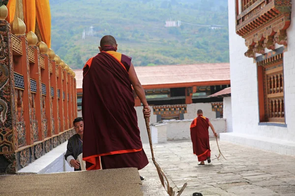 Буддийские монахи-дисциплинарники в Бутане — стоковое фото