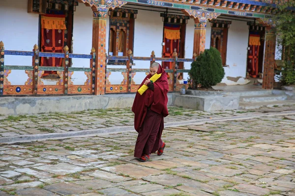 Buddhistisk nunna korsar nunnekloster innergård i Bhutan — Stockfoto