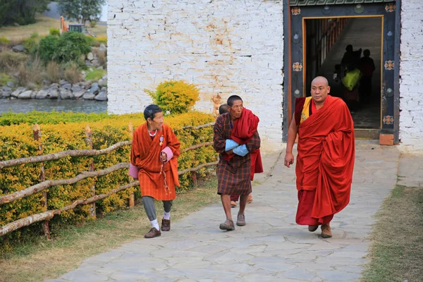 Buddhistiska pilgrimer och Monk samtala på promenad, Bhutan — Stockfoto