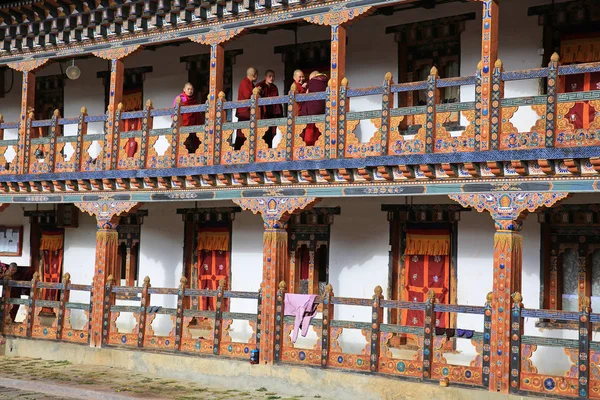 Glada nunnor i buddhistiska nunnekloster, Bhutan — Stockfoto