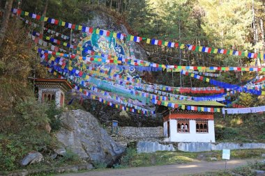 Renkli Budist taş boyama ve dua bayrakları, Bhutan