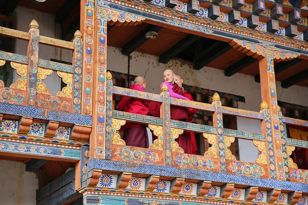 Glad buddhistiska nunnor, Bhutan — Stockfoto
