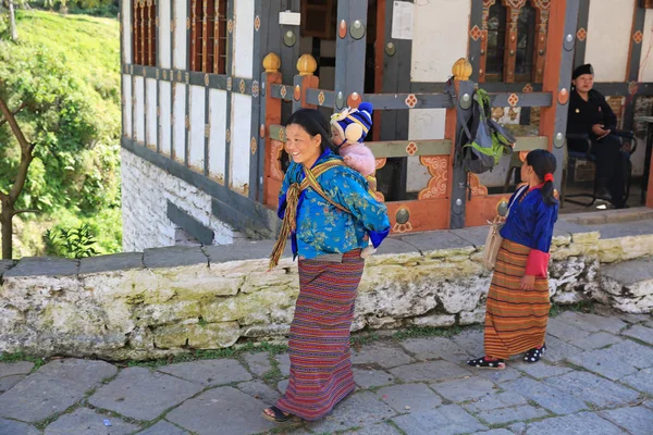 Mor redovisade barn, Bhutan — Stockfoto