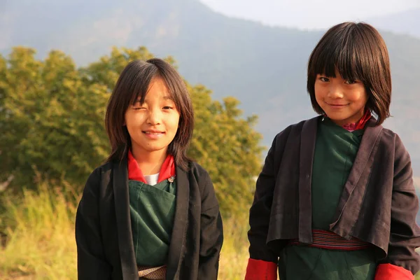 Boldog iskolás gyermekek Bhutánban — Stock Fotó