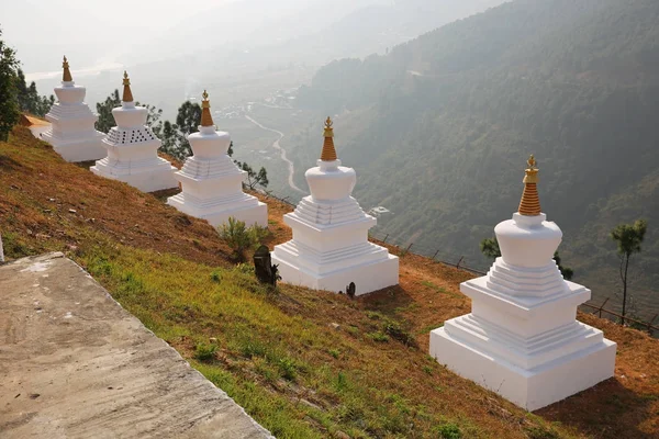 Buddhistiska Stupas i berg landskap, Bhutan — Stockfoto