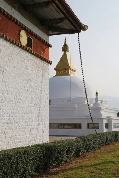 Schöne Stupa im buddhistischen Nonnenkloster, Bhutan — Stockfoto