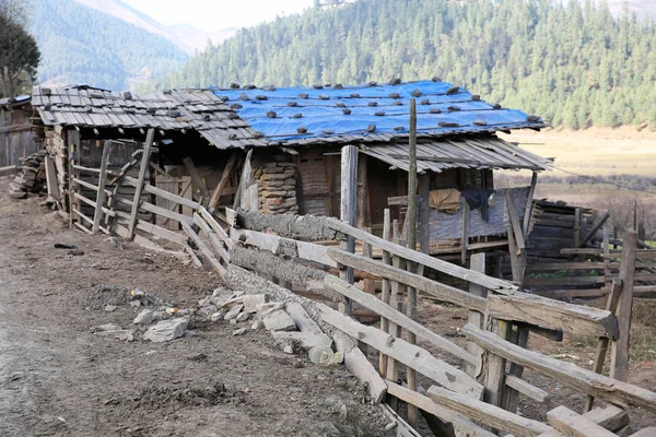 Kırsal Bhutan'da Zavallı çiftlik evinin çatısında taşlar — Stok fotoğraf