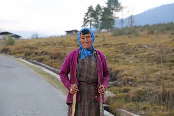 Mulher faz uma pausa de seu trabalho no Butão Rural — Fotografia de Stock