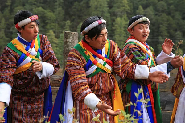 ブータンの祭り参加者はカラフルなヤク — ストック写真