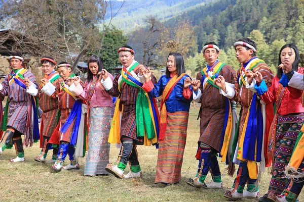 不丹牦牛节快乐的女性和男性参加者 — 图库照片