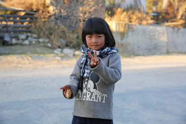 Fiatal lány ad Peace Sign, Bhután — Stock Fotó