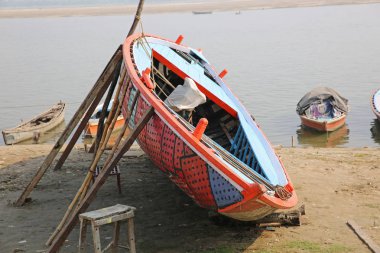 Renkli tekne tamir Hindistan'da Ganj Nehri üzerinde için eğik