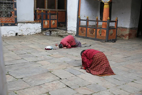 Bhután buddhista templomban imádkozó nők — Stock Fotó