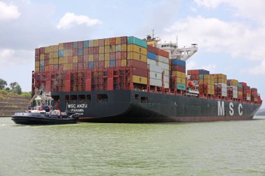 Tekne asist konteyner gemisi Panama Kanalı üzerinde römorkör