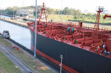 Elektrikli lokomotif kılavuzları gemi Panama Kanalı yoluyla