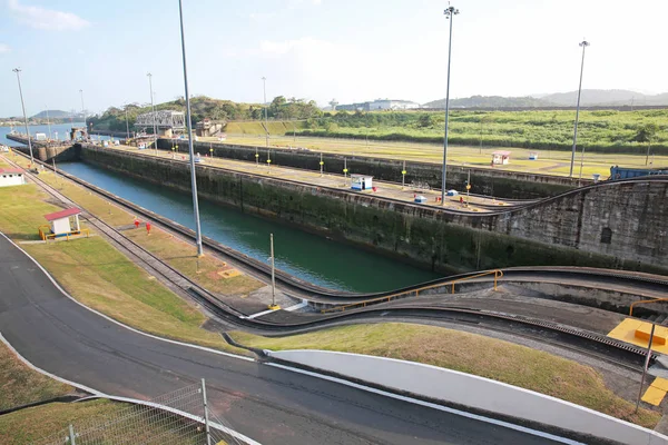 Panama Kanalı kilit raf parçaları, Miraflores ile — Stok fotoğraf