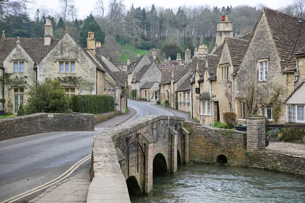 美丽的石村庄在英国的科茨沃尔德 图库图片
