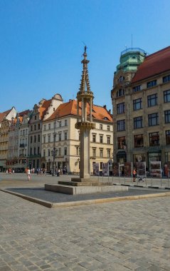 Güneşli bir günde Wroclaw Pazar Meydanı Pillory Heykeli