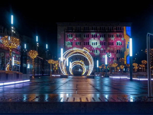 Katowicki Rynek Dekoracje Nocne Deszczu — Zdjęcie stockowe