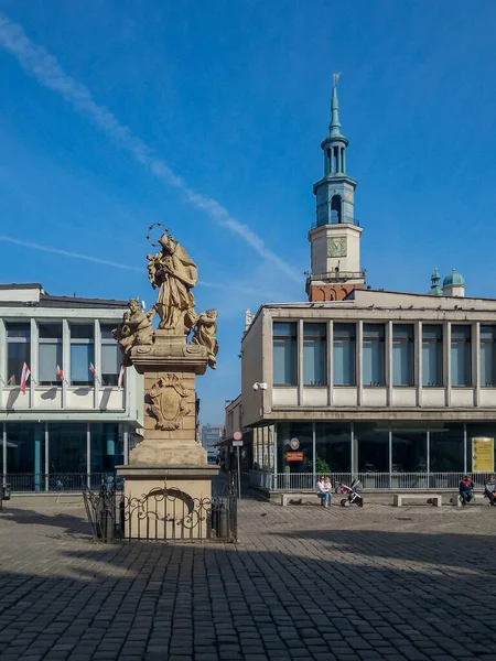 Poznan Torget Staty Framför Stadshuset Tornet — Stockfoto