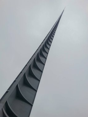 Temiz bulutlu bir günde Wroclaw Iglica heykeli