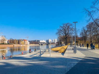 Güneşli bir günde Wroclaw şehrinde bulvar