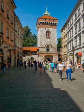 Krakow Haziran 02 2017 Florian şehir kapısı, güneşli bir günde