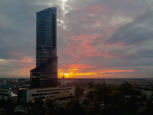 Wroclaw Oktober 2017 Sky Tower Framför Solnedgången Med Brinnande Moln — Stockfoto