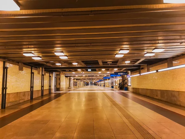Breslavia Giugno 2018 Tunnel Con Ingressi Binari Della Stazione Ferroviaria — Foto Stock