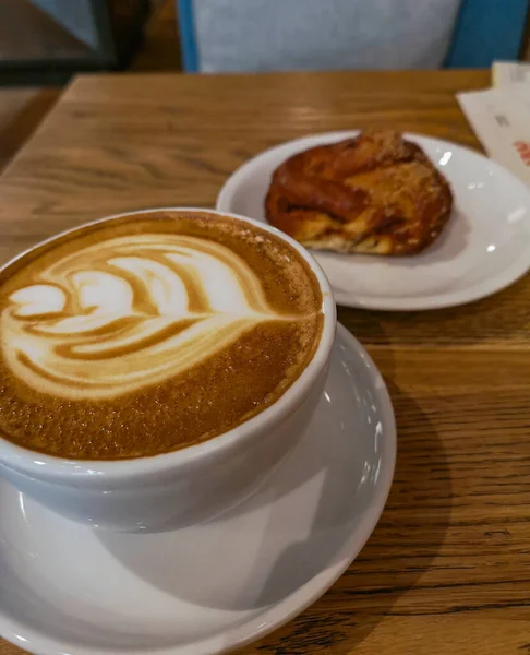 Kopi Dan Cookie Dalam Caffe Eksklusif Dan Bergaya — Stok Foto