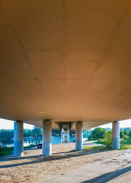 Pilares Concreto Sob Ponte Praia Perto Rio — Fotografia de Stock