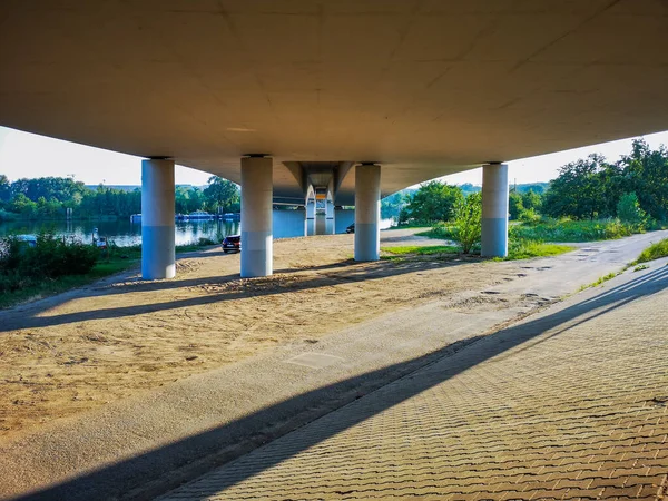 Pilares Concreto Sob Ponte Praia Perto Rio — Fotografia de Stock