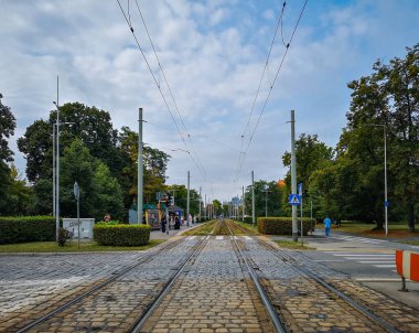 Wroclaw şehrinde tramvay raylarından tramvay istasyonuna sokak manzarası