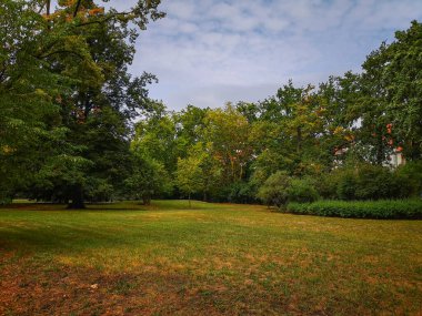 Wroclaw şehrinde kavşaktaki renkli büyük park