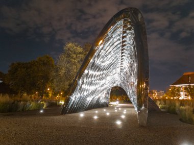 Wroclaw 10 Temmuz 2018 Nawa heykeli Daliowa adasında gece yarısı