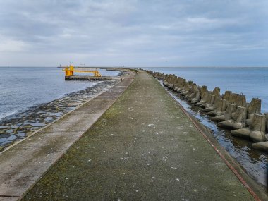 Swinoujscie 'deki beton su iskelesinde Baltık denizi ve dalgakıranları var.