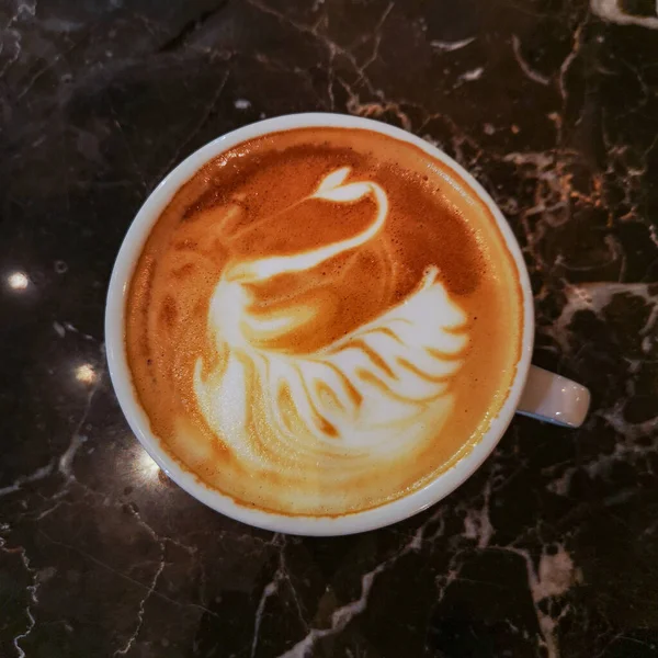 Swan Latte Art Sur Café Sur Table Pierre — Photo