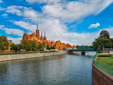 Arka planda katedral karesi olan Wroclaw Odra Nehri 
