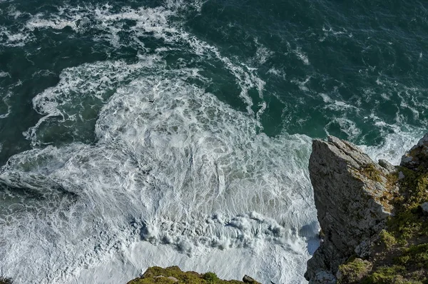 Klipporna ovanför havet vid Godahoppsudden — Stockfoto